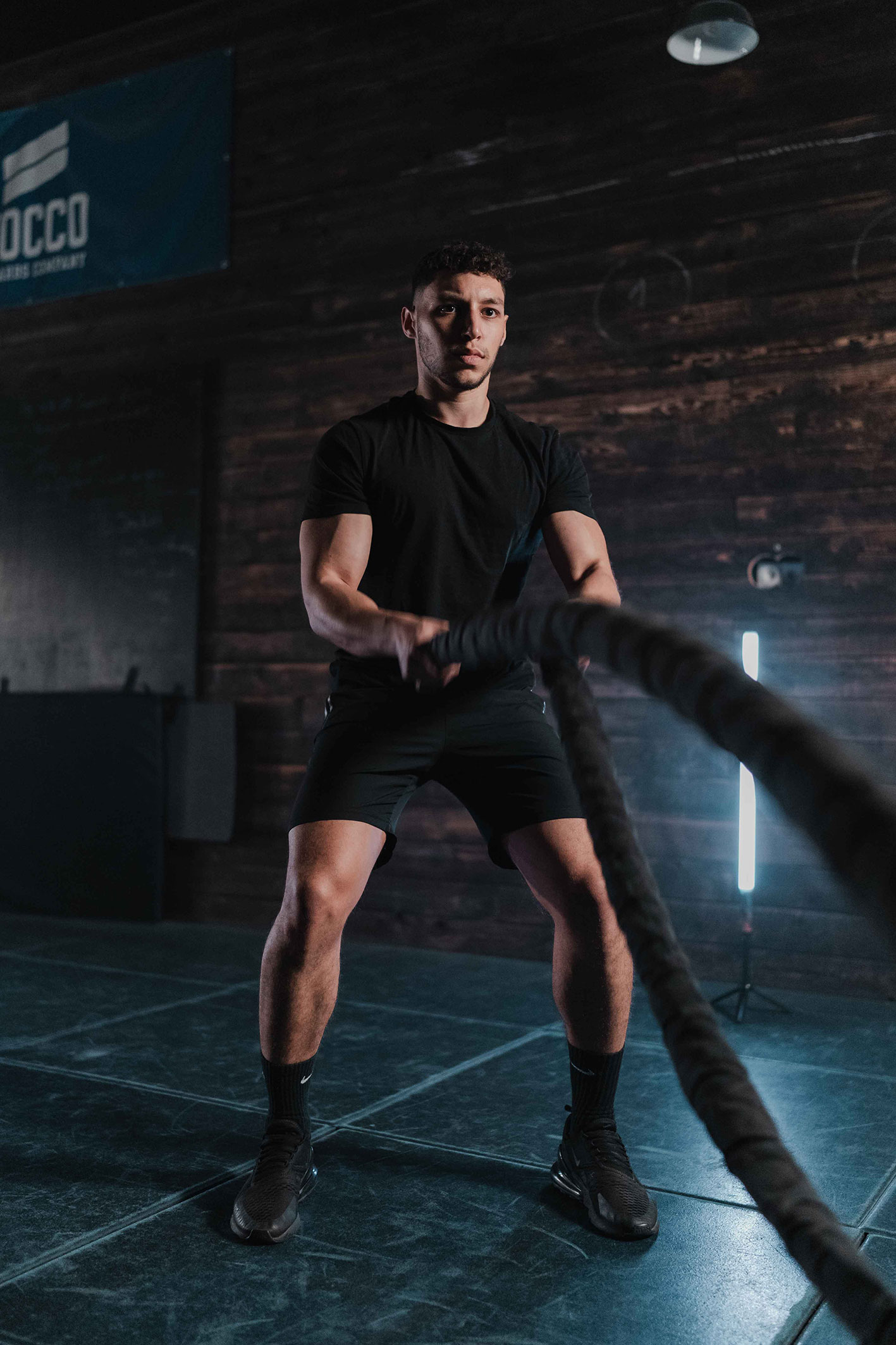 Sportler im Gym an den Seilen