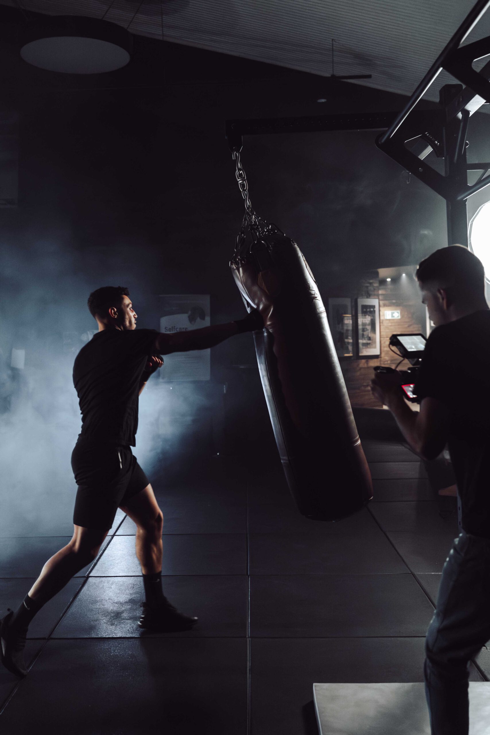 Sportler am Boxsack schlägt zu
