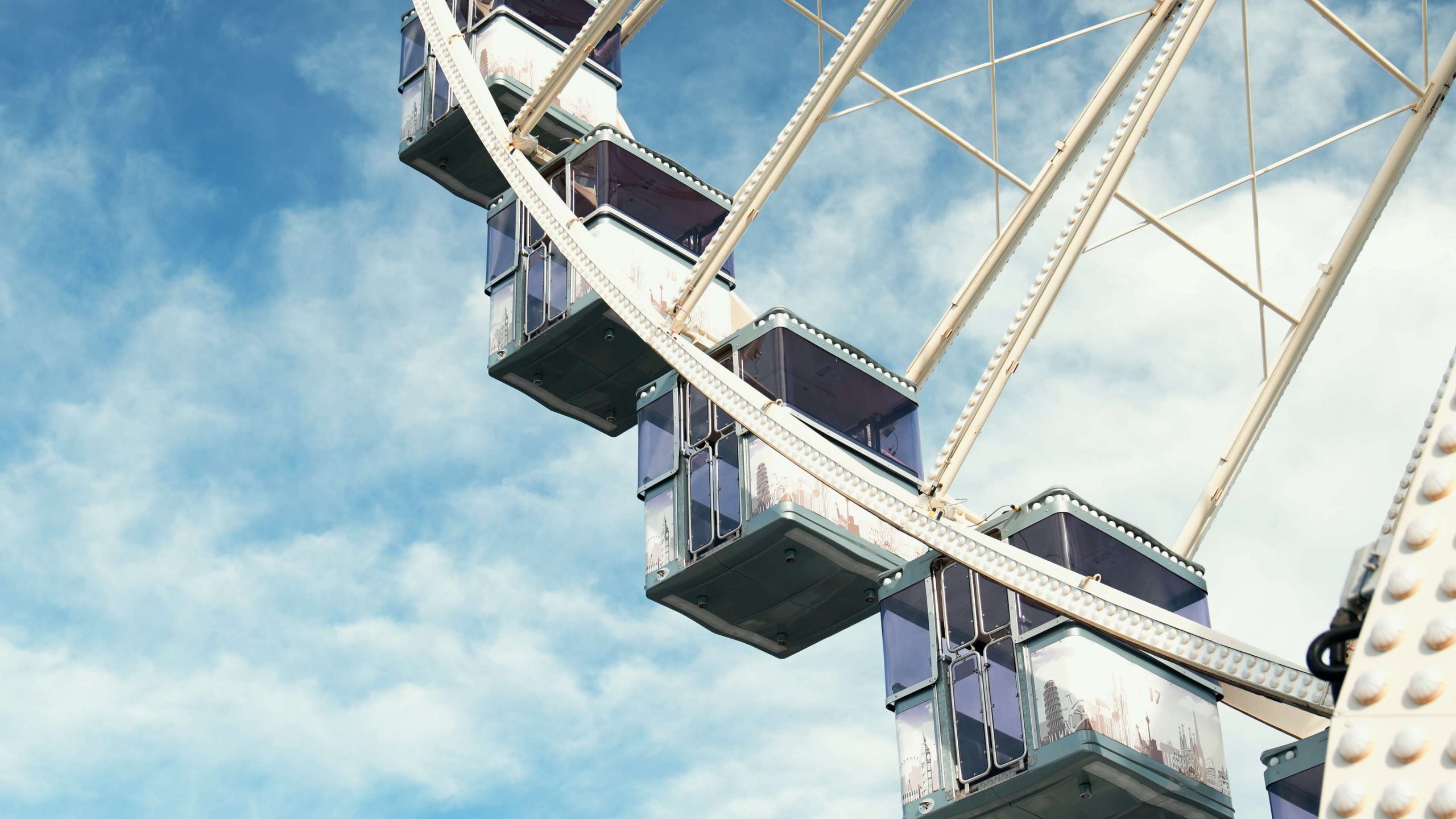 eine Gondel vom Riesenrad Europa auf Pützchensmarkt bei Sonnenschein.